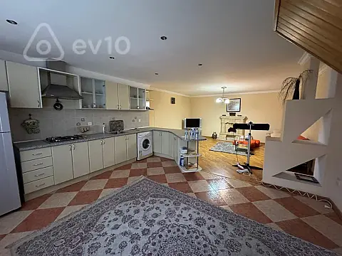 Satılır 2 otaqlı köhnə tikili 100 m²