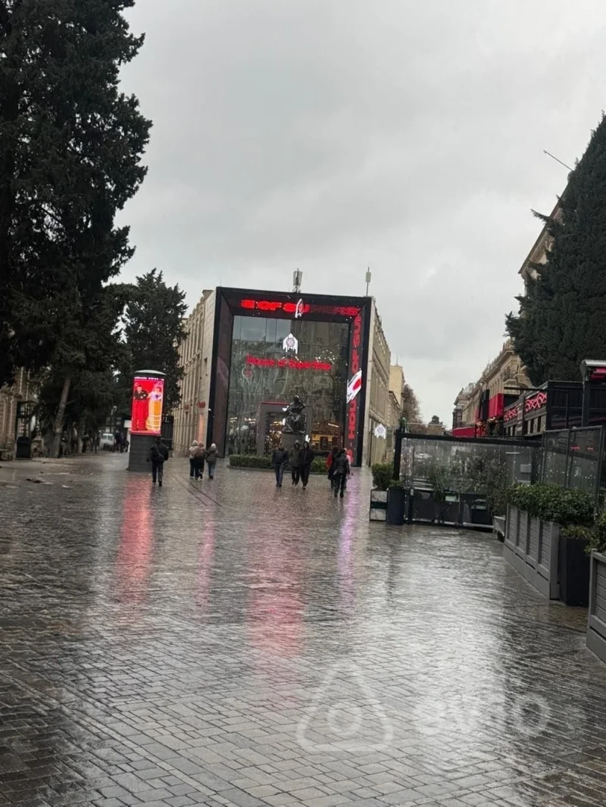 Satılır 2 otaqlı köhnə tikili 100 m²