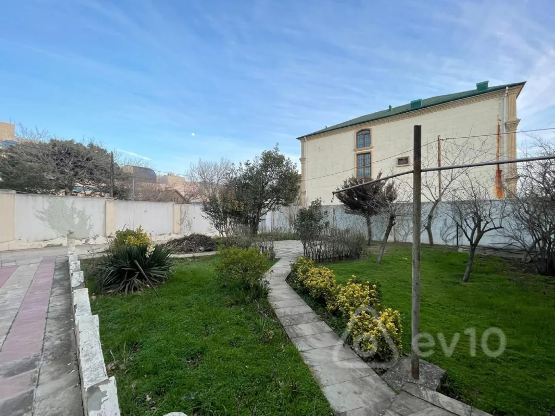 Kirayə verilir 6 otaqlı həyət evi 300 m²