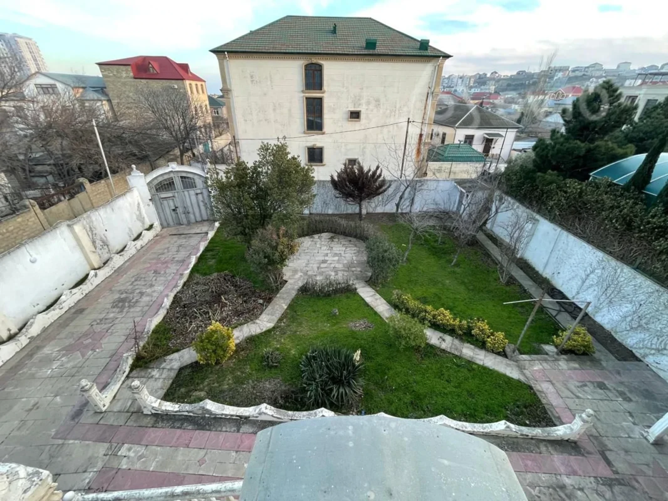 Kirayə verilir 6 otaqlı həyət evi 300 m²