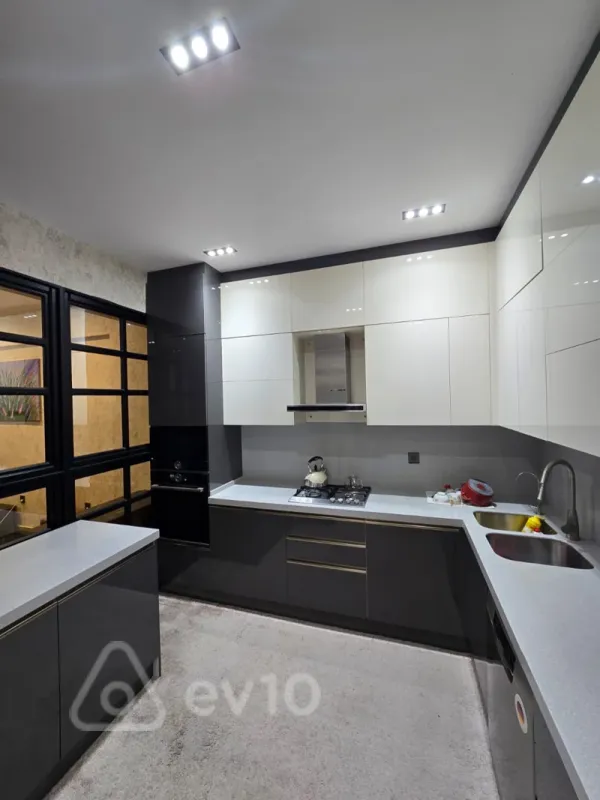 Kirayə verilir 4 otaqlı yeni tikili 160 m²