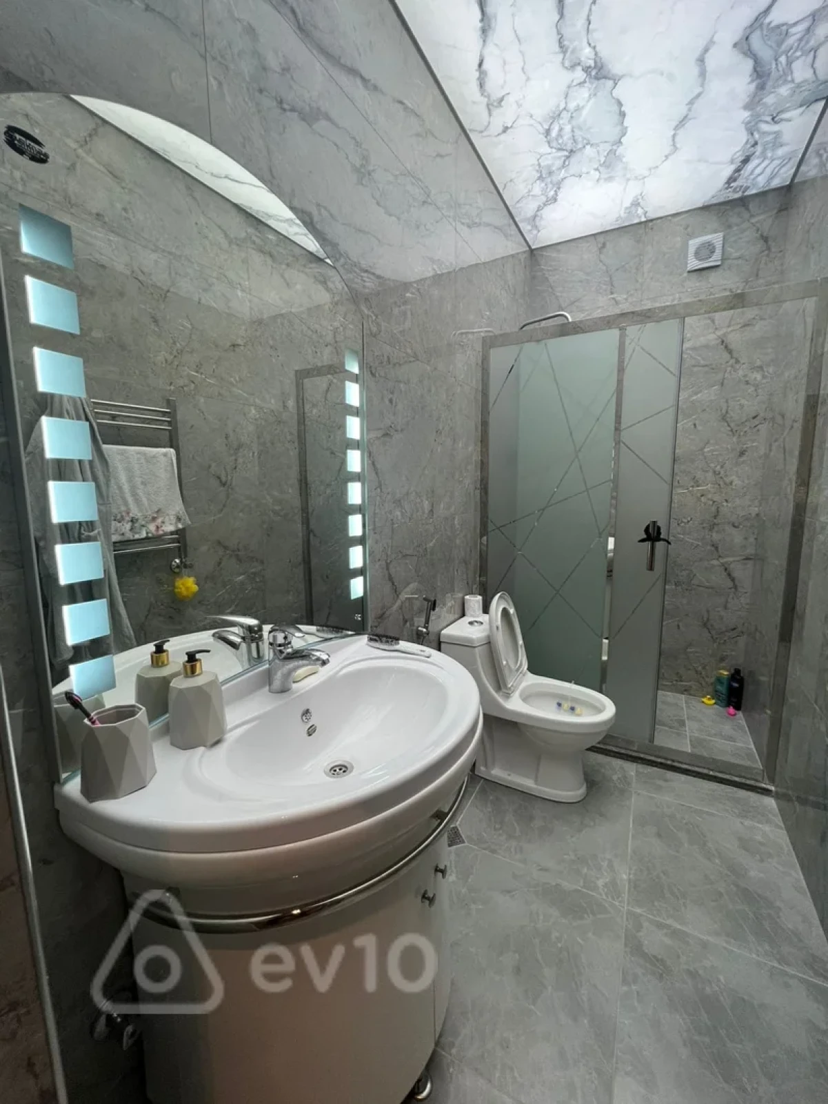 Kirayə verilir 2 otaqlı yeni tikili 70 m²