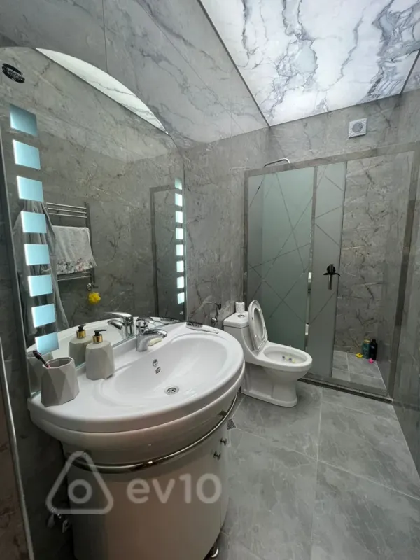 Kirayə verilir 2 otaqlı yeni tikili 70 m²