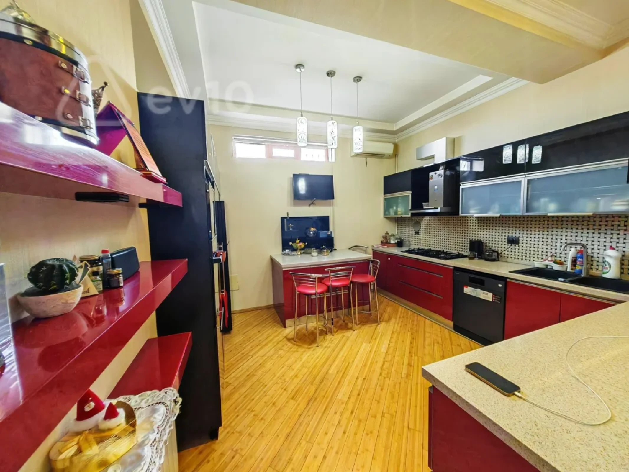 Kirayə verilir 2 otaqlı yeni tikili 150 m²