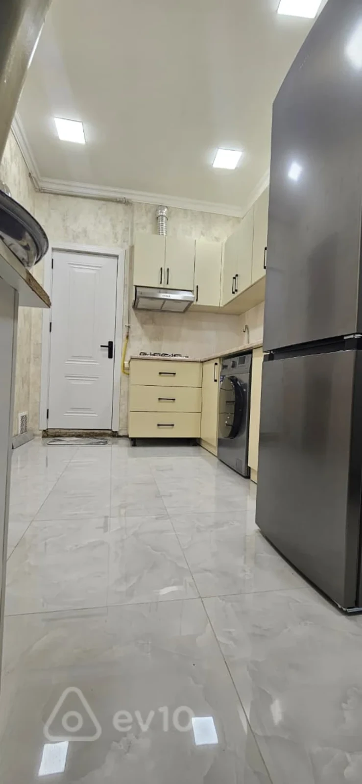 Kirayə verilir 2 otaqlı yeni tikili 65 m²