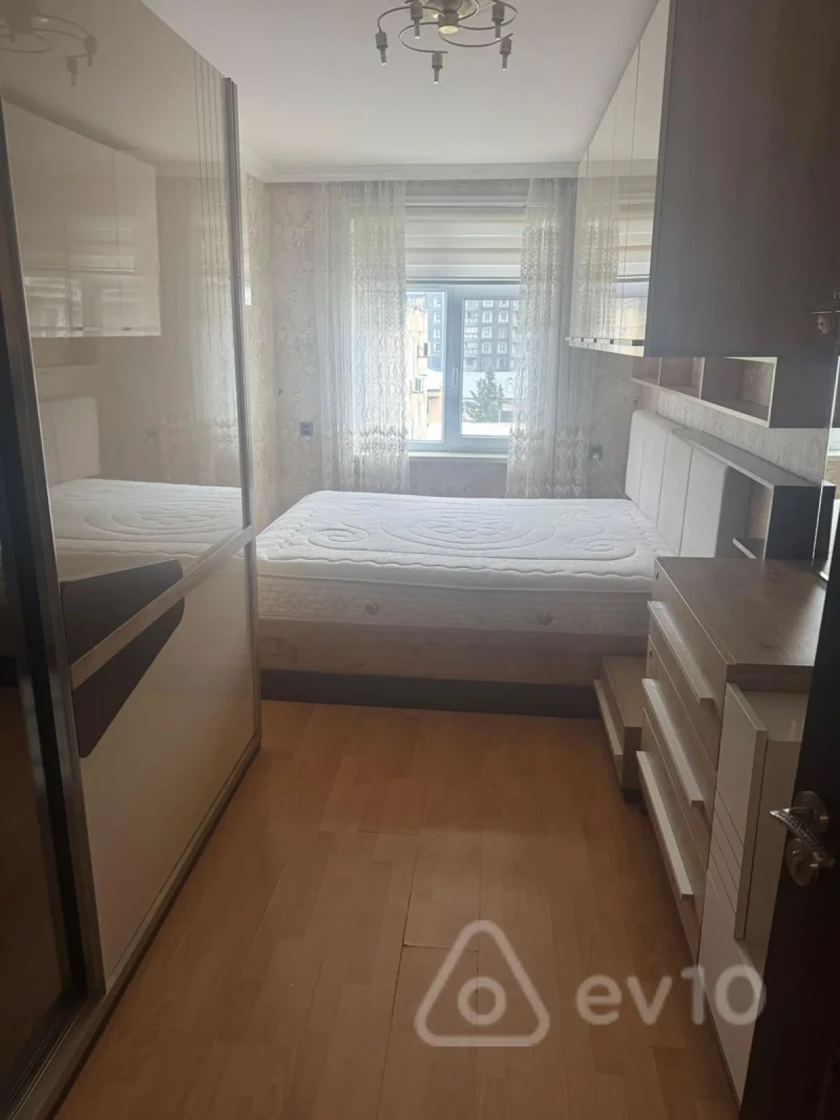 Kirayə verilir 3 otaqlı köhnə tikili 85 m²