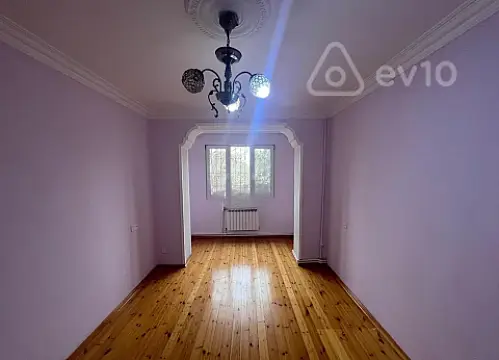 Kirayə verilir 2 otaqlı köhnə tikili 55 m²