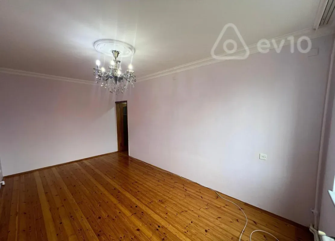 Kirayə verilir 2 otaqlı köhnə tikili 55 m²