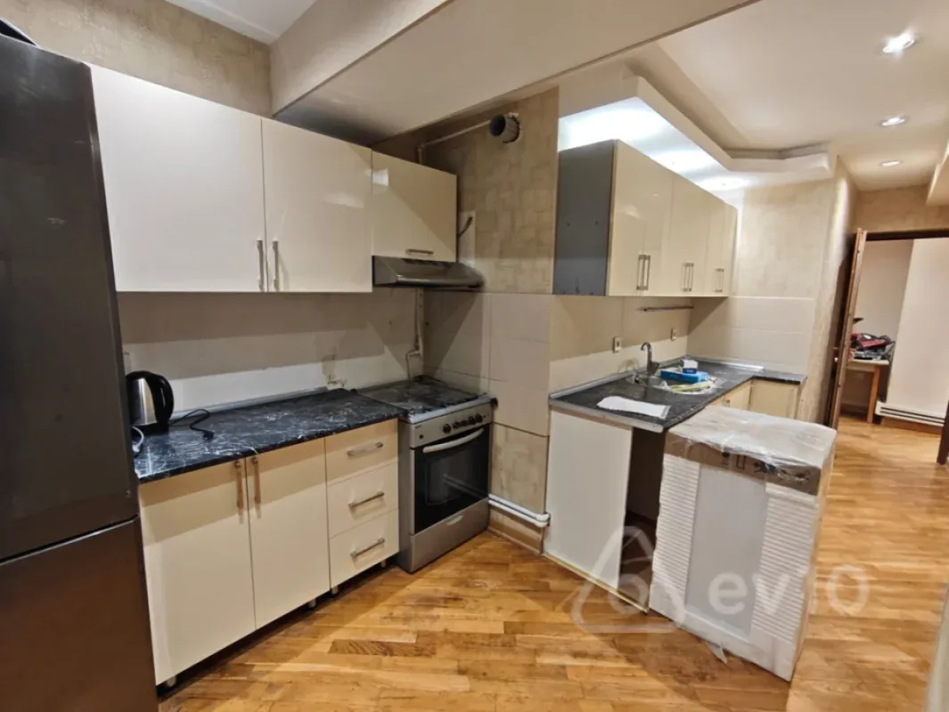Kirayə verilir 3 otaqlı köhnə tikili 90 m²
