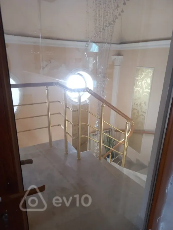 Kirayə verilir 10 otaqlı həyət evi 360 m²