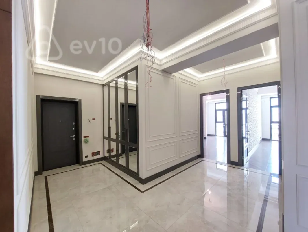 Satılır 4 otaqlı yeni tikili 225 m²