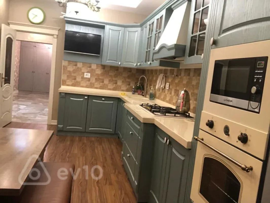 Kirayə verilir 4 otaqlı yeni tikili 190 m²