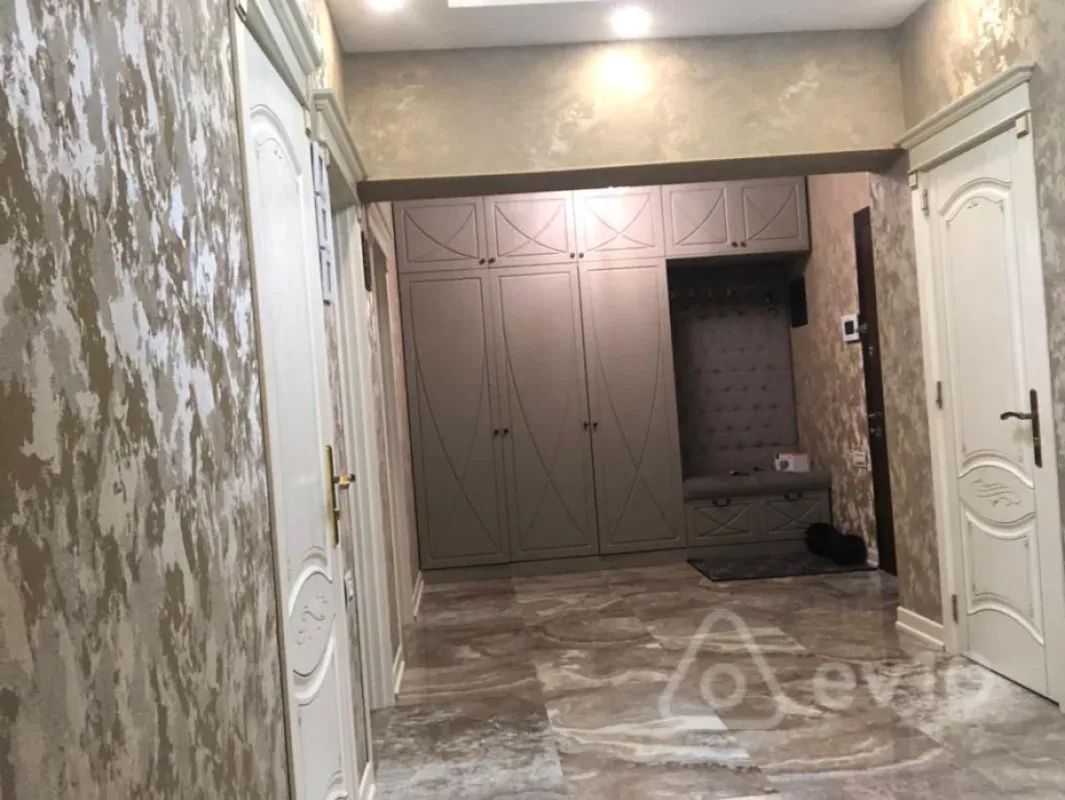 Kirayə verilir 4 otaqlı yeni tikili 190 m²