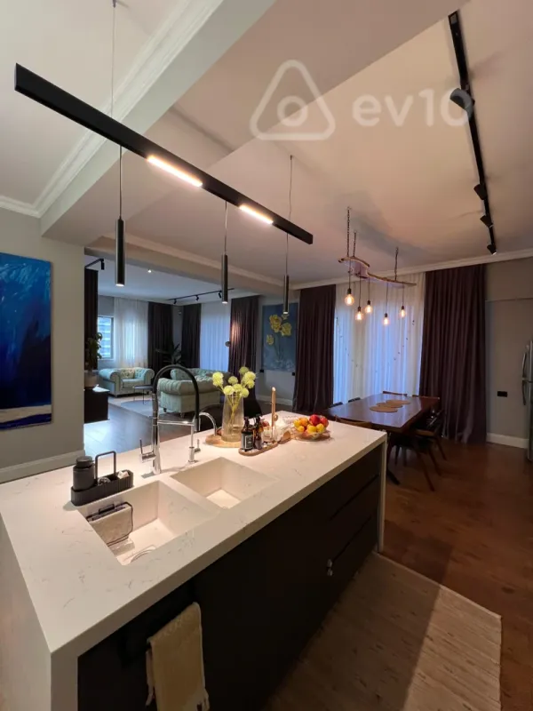 Kirayə verilir 3 otaqlı yeni tikili 157 m²