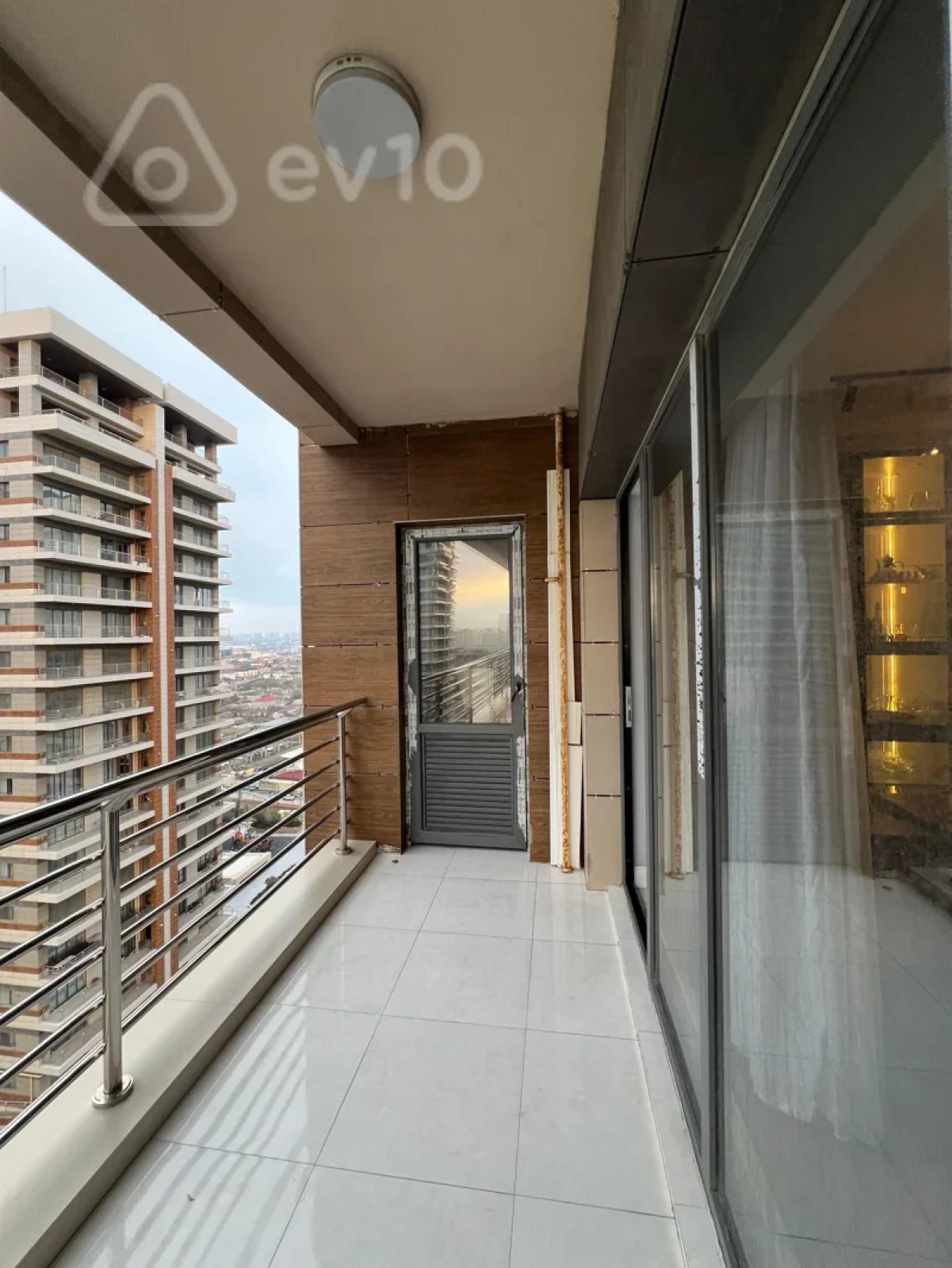 Kirayə verilir 3 otaqlı yeni tikili 157 m²