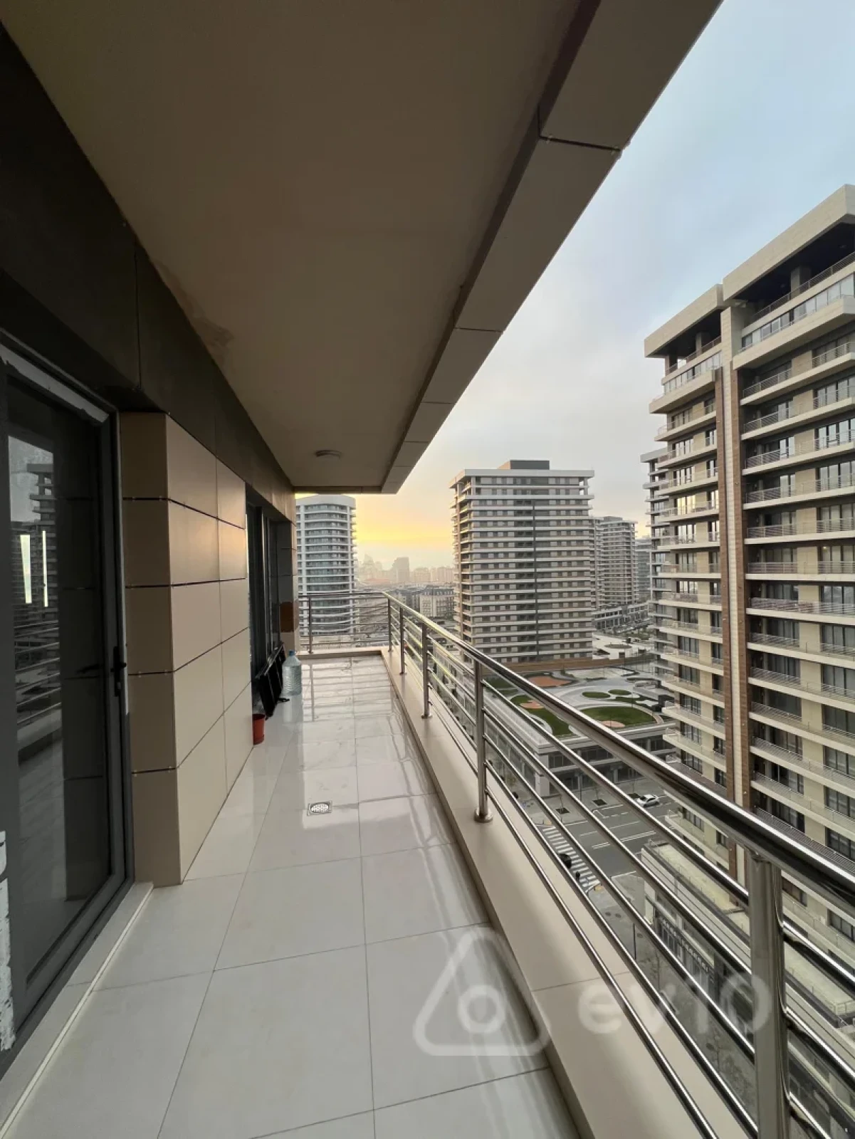 Kirayə verilir 3 otaqlı yeni tikili 157 m²