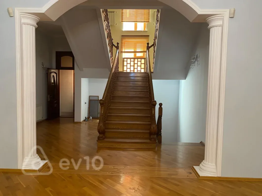 Kirayə verilir 7 otaqlı həyət evi 750 m²