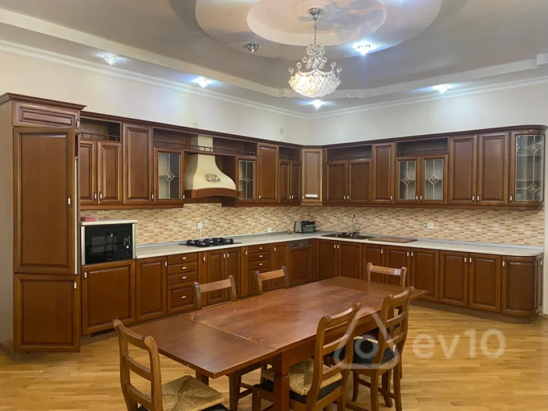 Kirayə verilir 7 otaqlı həyət evi 750 m²