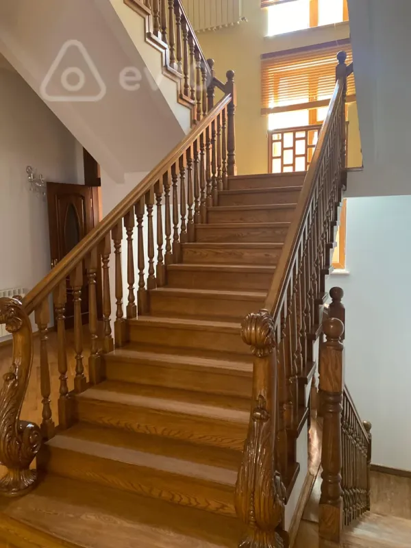 Kirayə verilir 7 otaqlı həyət evi 750 m²