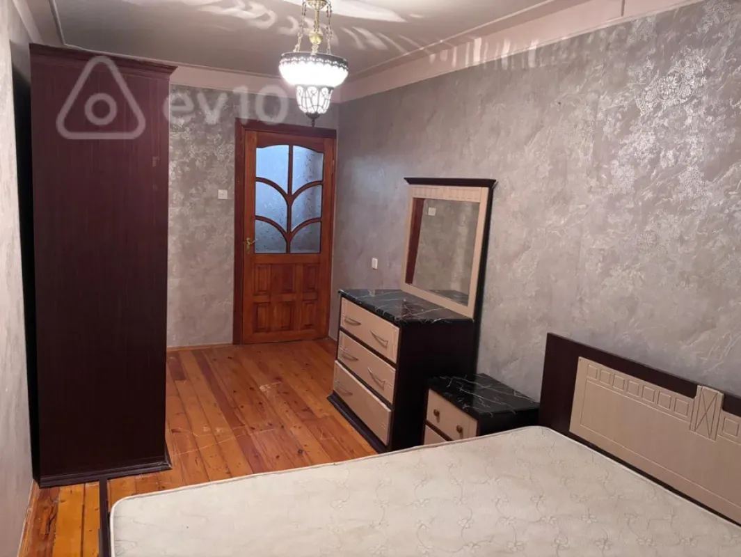 Kirayə verilir 2 otaqlı köhnə tikili 60 m²
