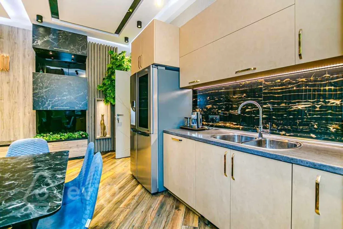 Kirayə verilir 5 otaqlı yeni tikili 245 m²