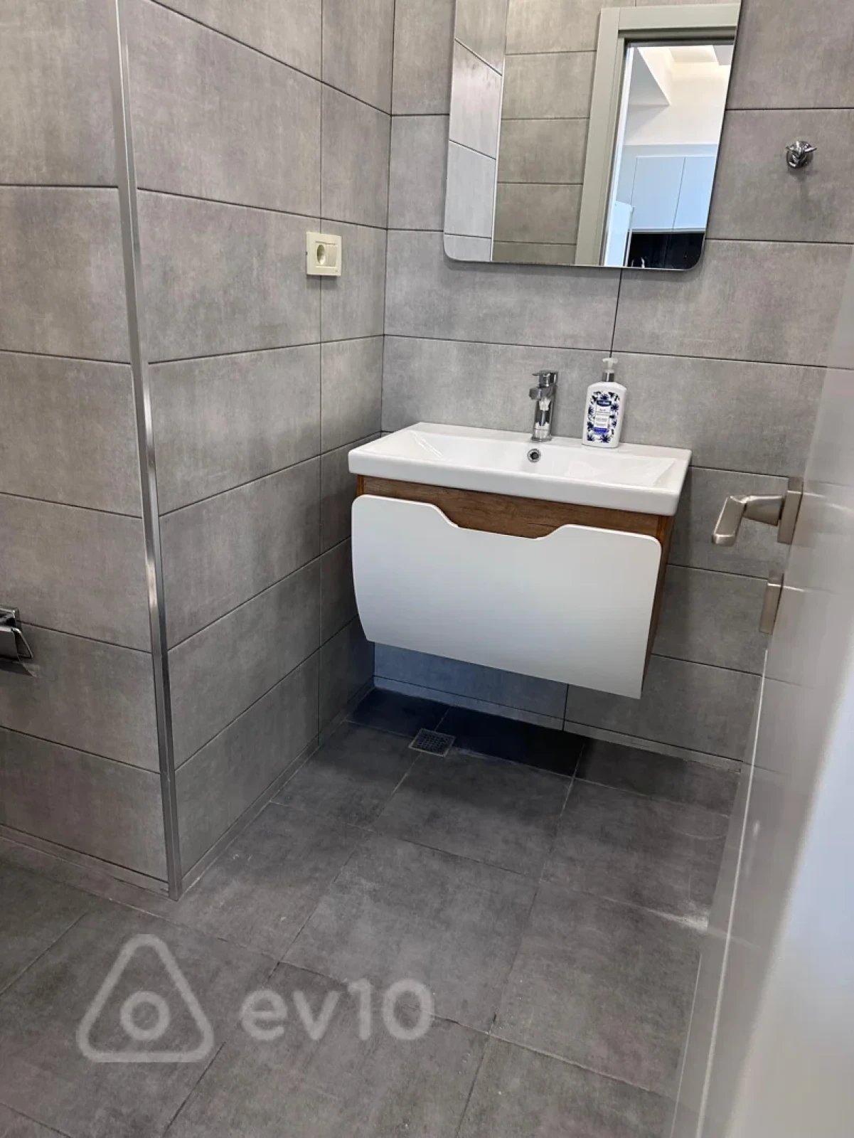 Kirayə verilir 2 otaqlı yeni tikili 65 m²