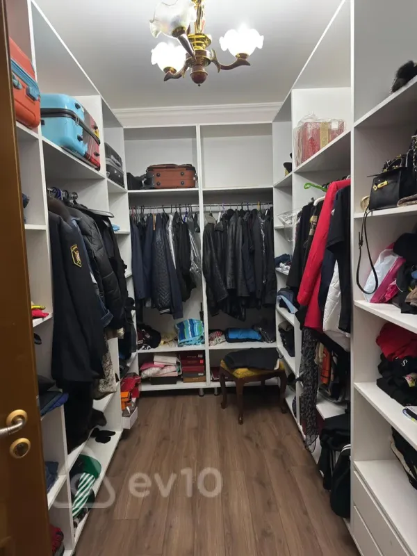 Satılır 7 otaqlı həyət evi 425 m²