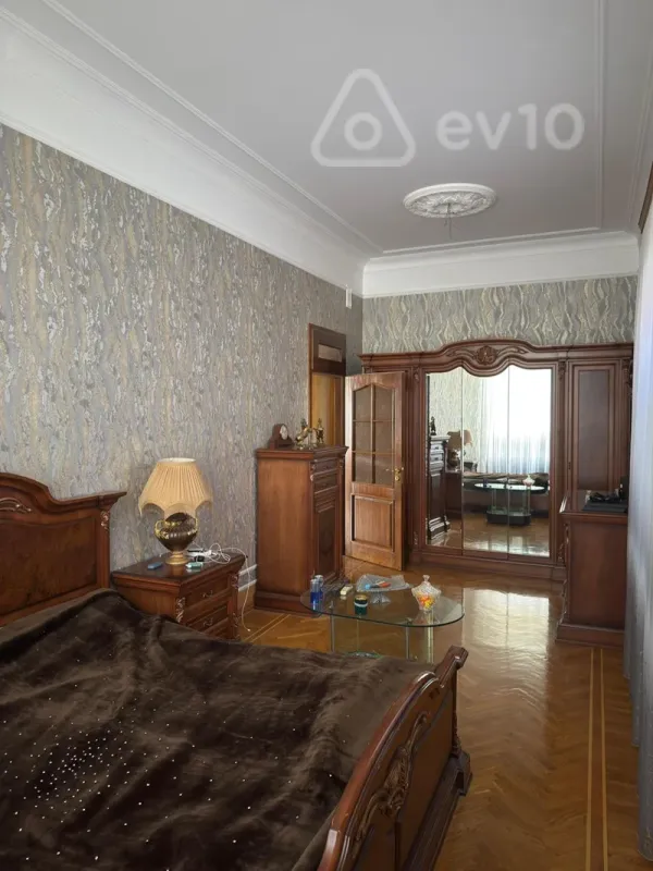 Satılır 7 otaqlı həyət evi 425 m²