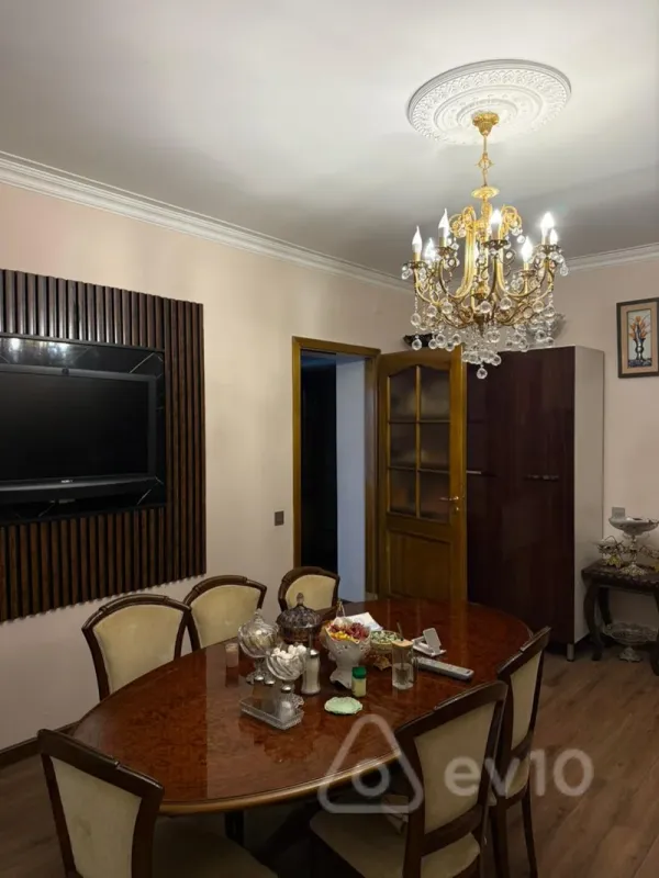 Satılır 7 otaqlı həyət evi 425 m²