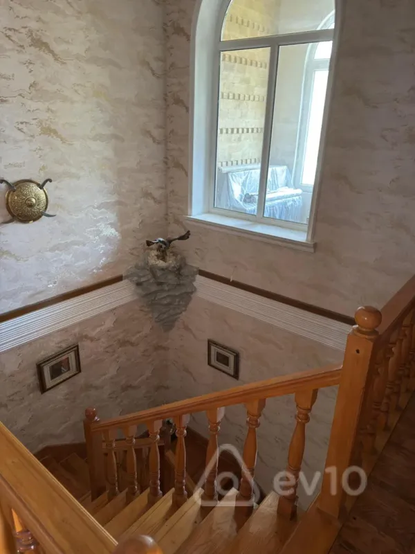 Satılır 7 otaqlı həyət evi 425 m²