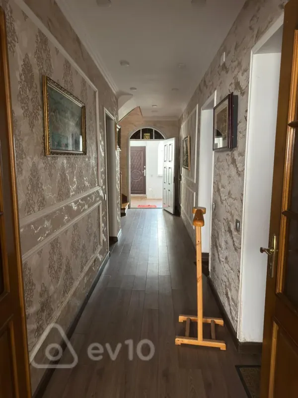Satılır 7 otaqlı həyət evi 425 m²