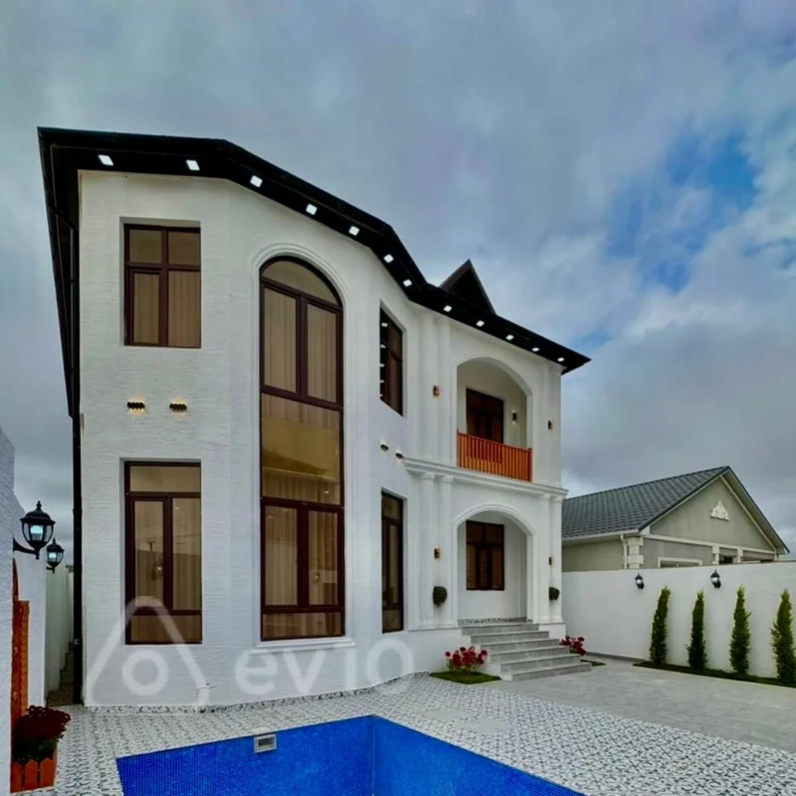 Satılır 5 otaqlı həyət evi 210 m²