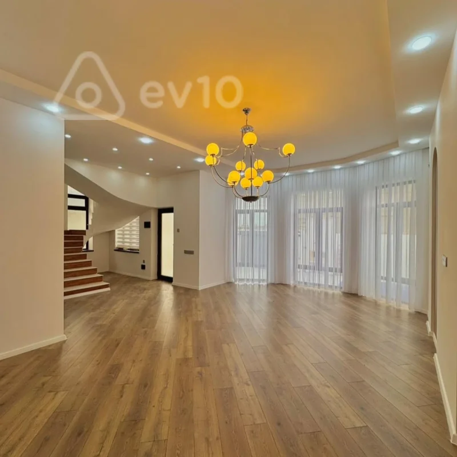 Satılır 5 otaqlı həyət evi 210 m²