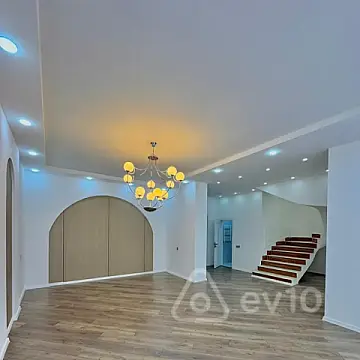Satılır 5 otaqlı həyət evi 210 m²