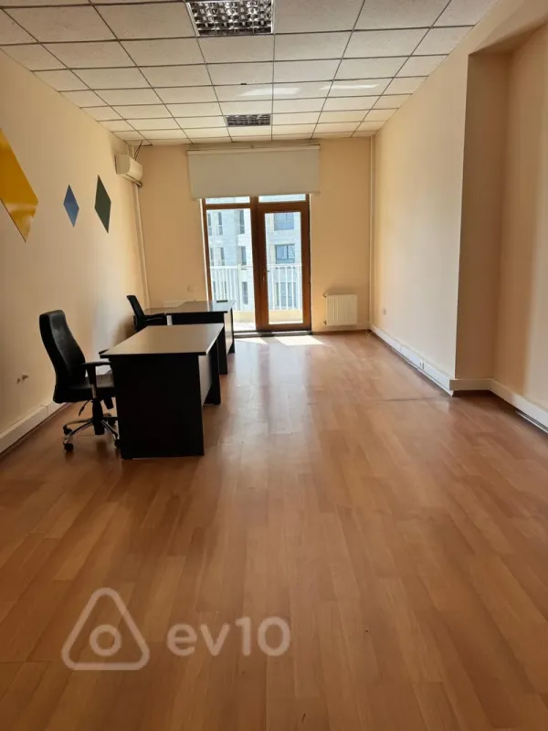 Kirayə verilir 5 otaqlı ofis 230 m²