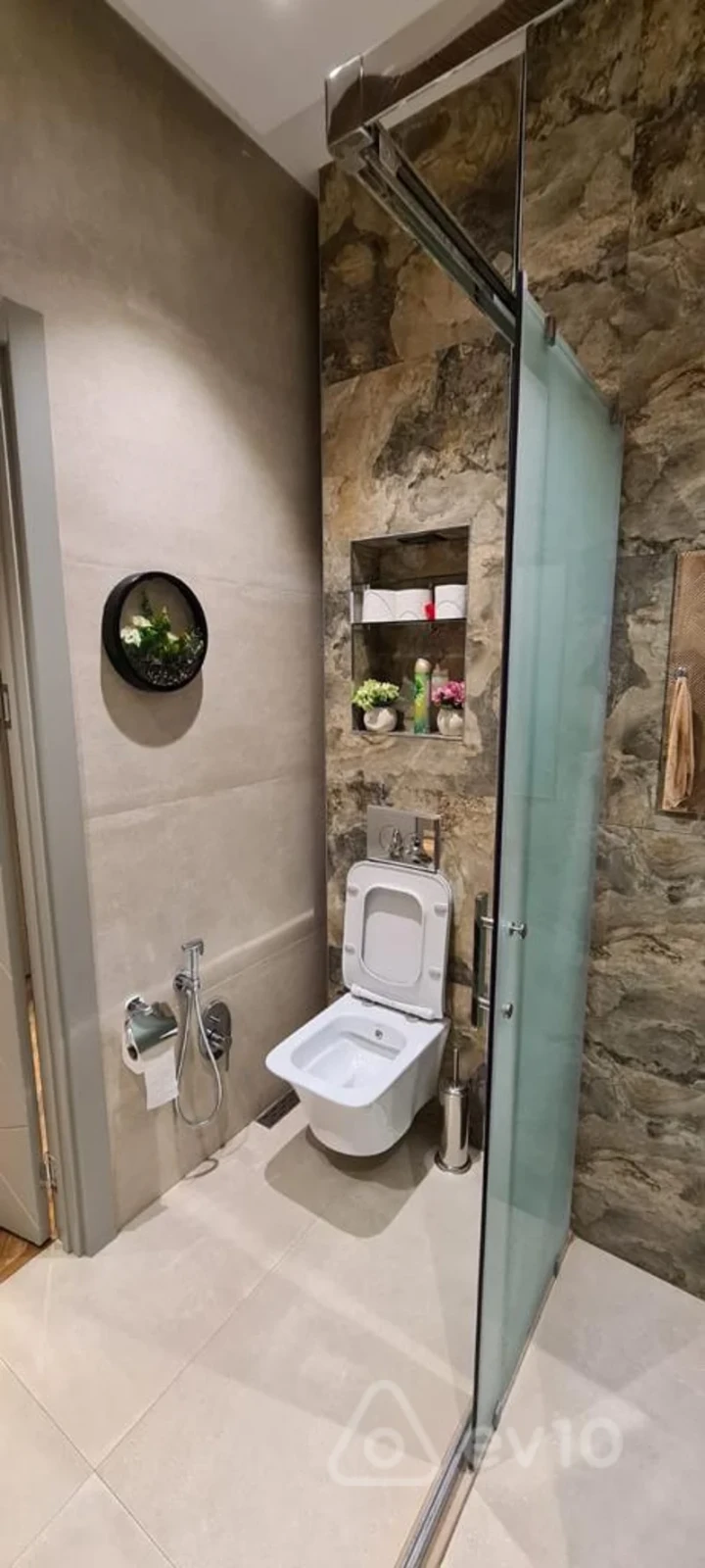 Kirayə verilir 5 otaqlı yeni tikili 246 m²