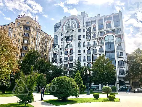 Kirayə verilir 5 otaqlı yeni tikili 246 m²