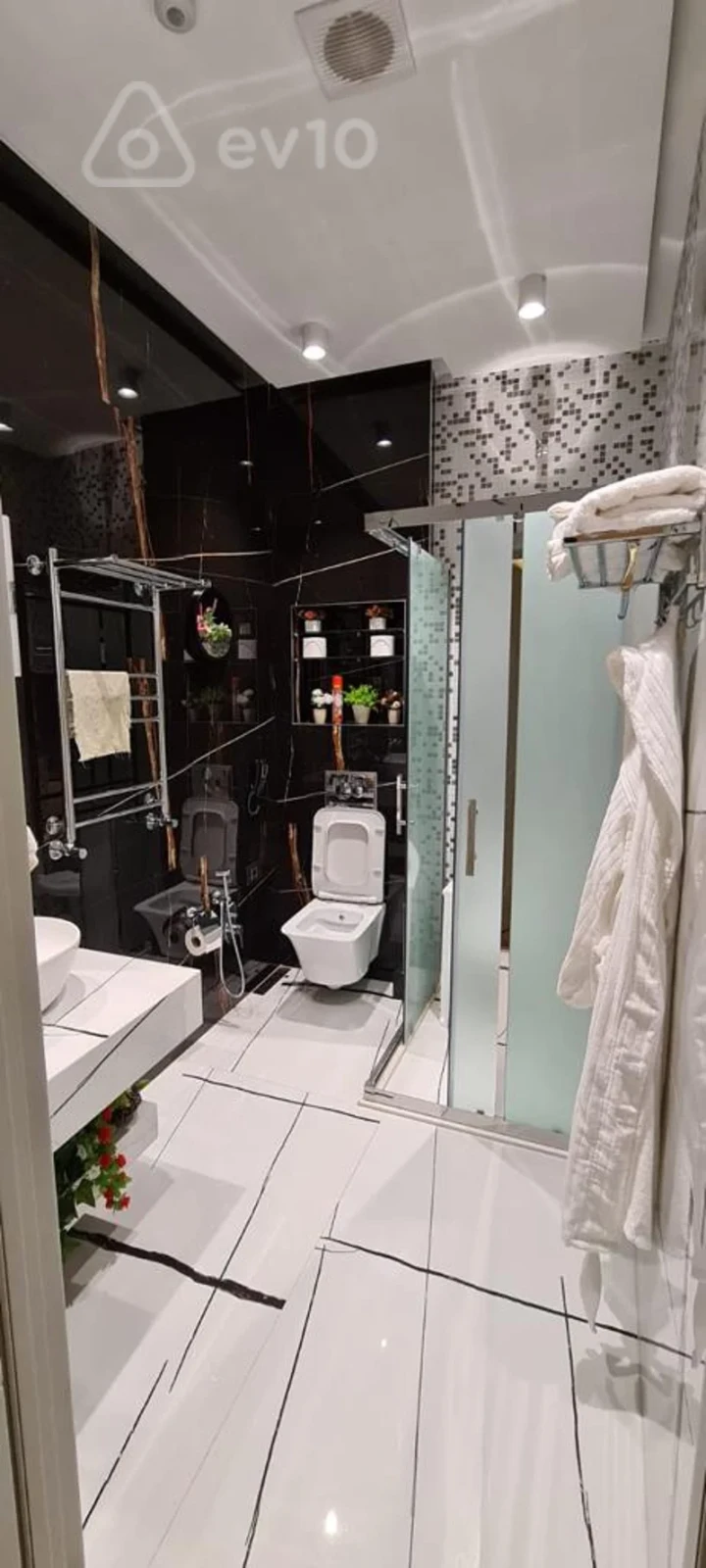 Kirayə verilir 5 otaqlı yeni tikili 246 m²