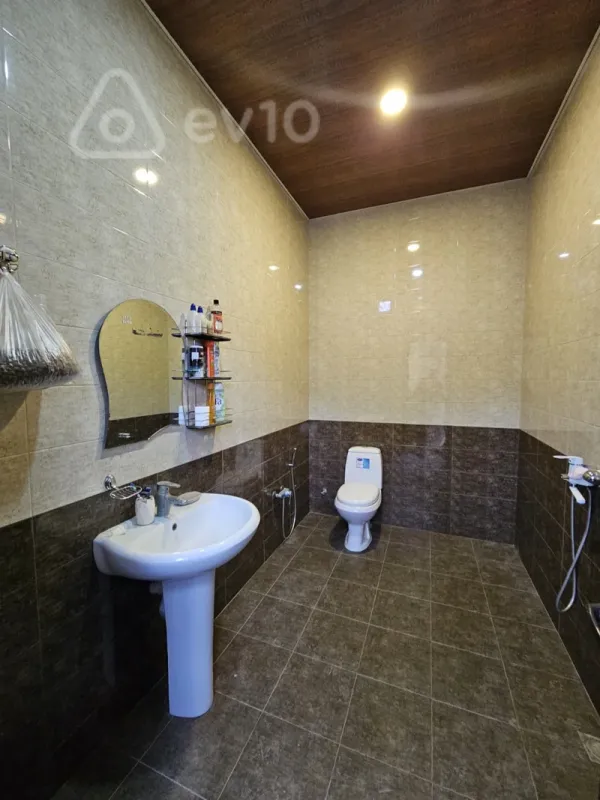 Satılır 4 otaqlı həyət evi 222 m²