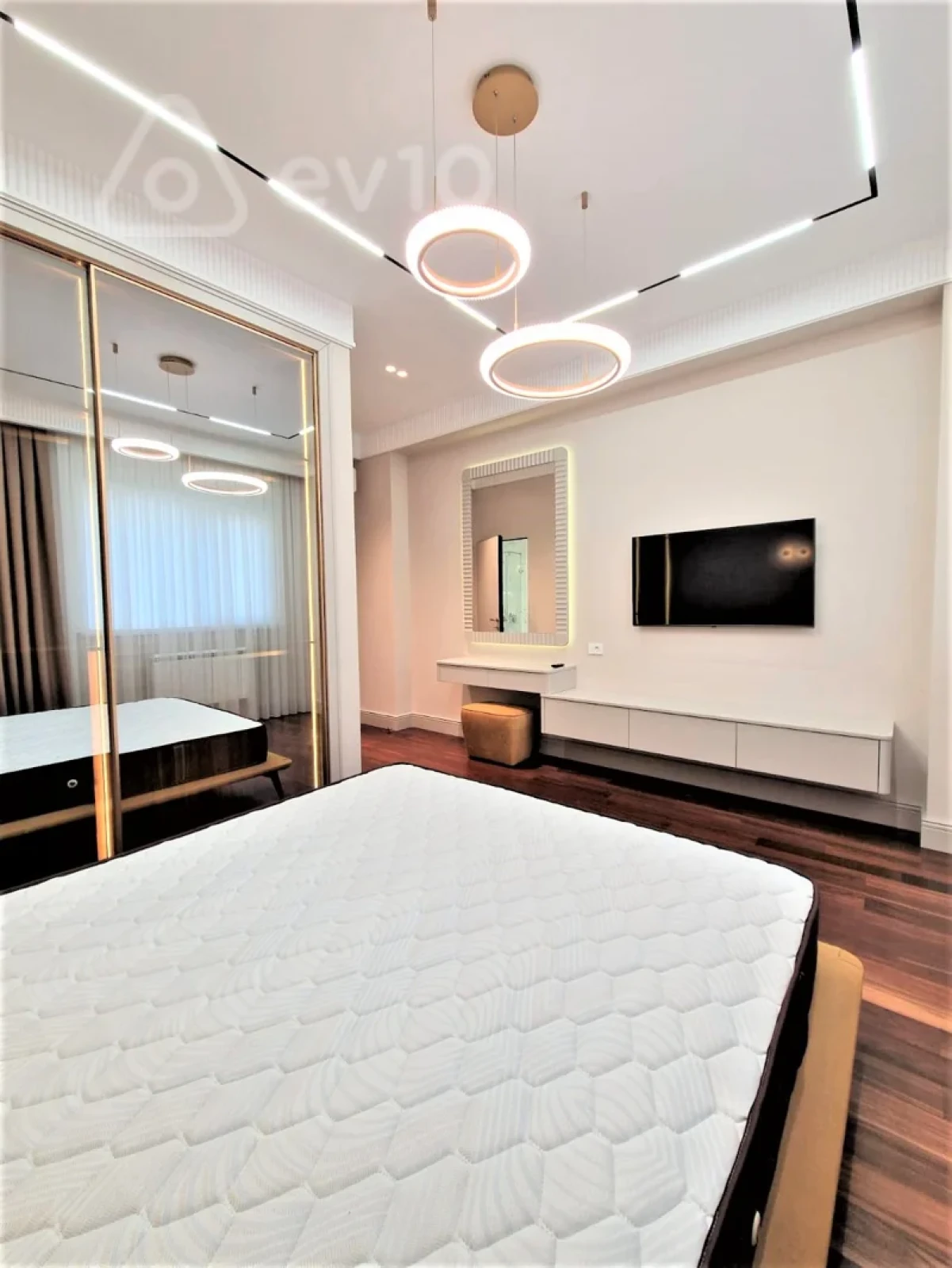 Kirayə verilir 3 otaqlı yeni tikili 160 m²