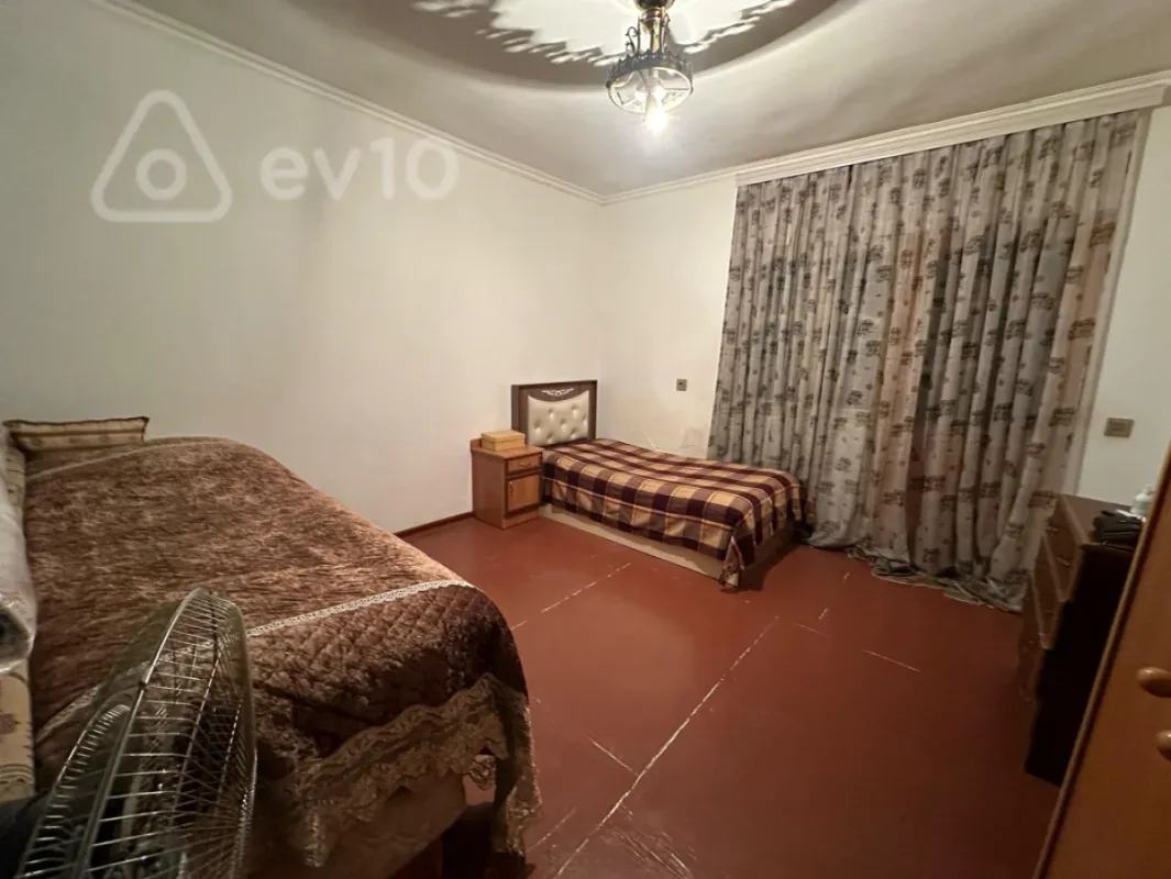 Satılır 5 otaqlı həyət evi 180 m²