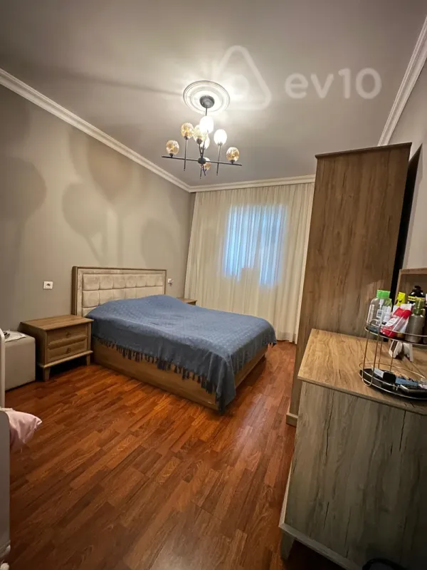 Satılır 5 otaqlı həyət evi 180 m²