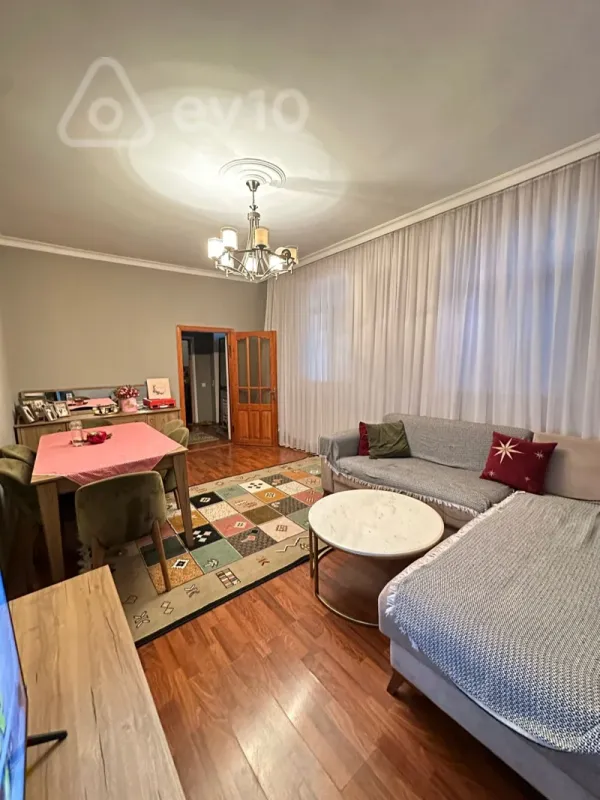 Satılır 5 otaqlı həyət evi 180 m²