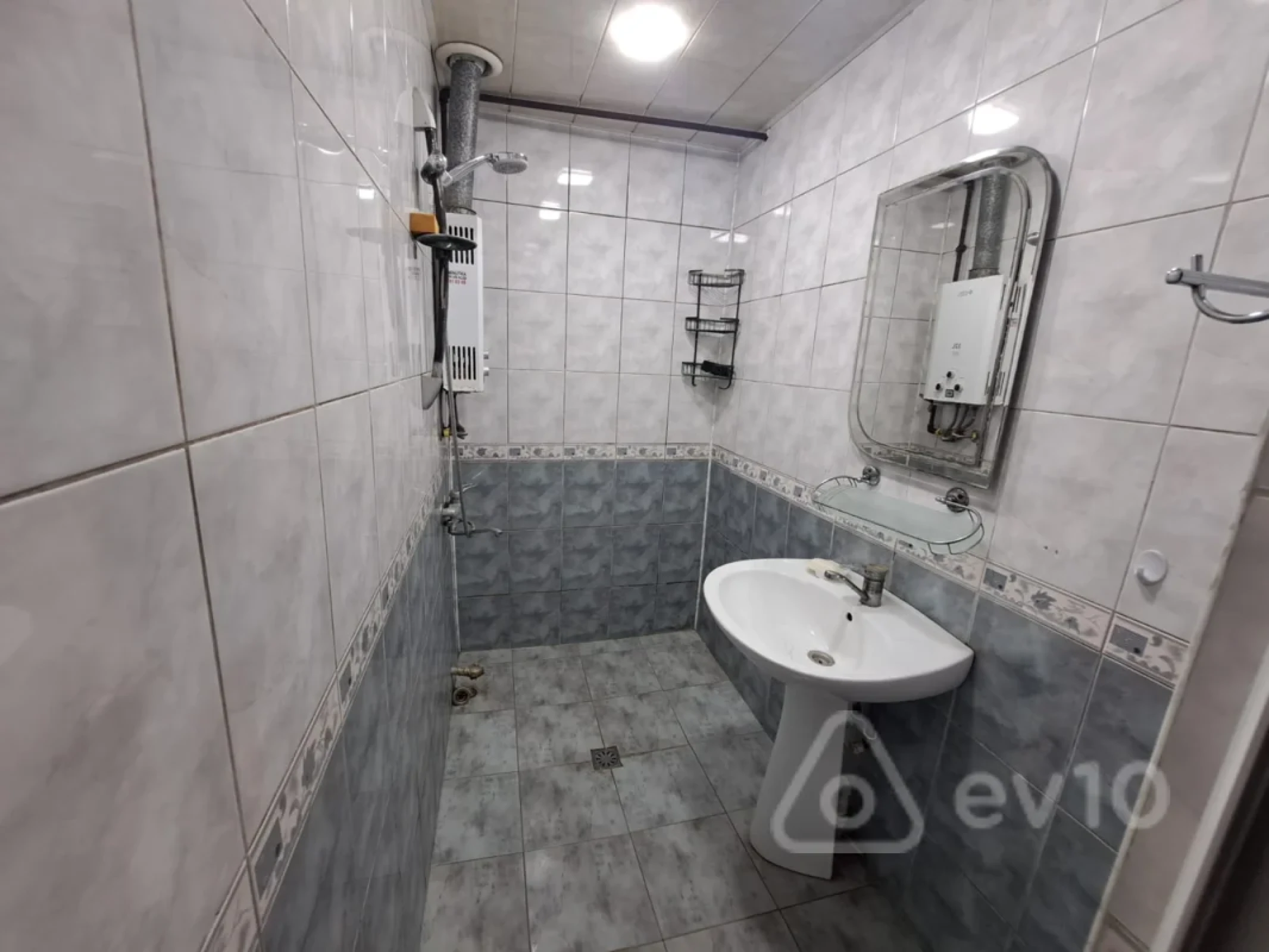 Kirayə verilir 2 otaqlı köhnə tikili 70 m²