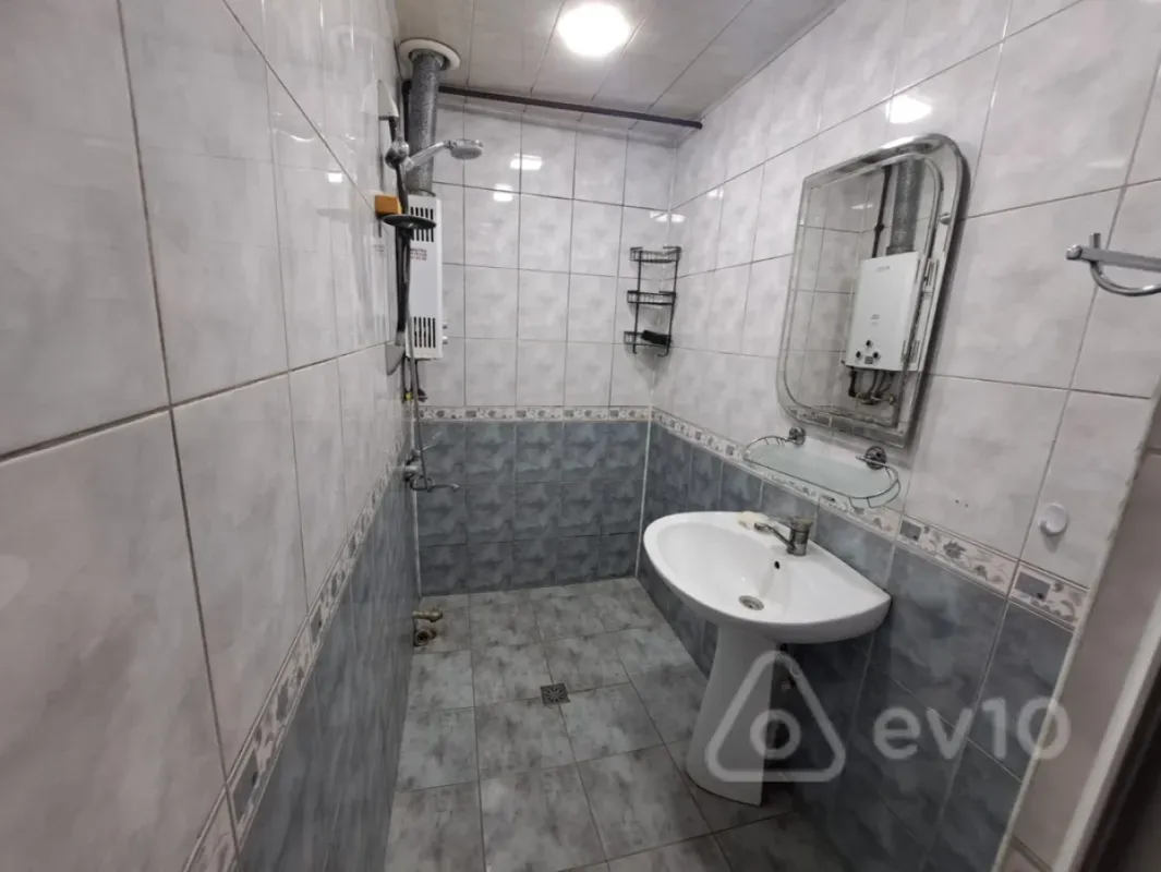 Kirayə verilir 2 otaqlı köhnə tikili 70 m²
