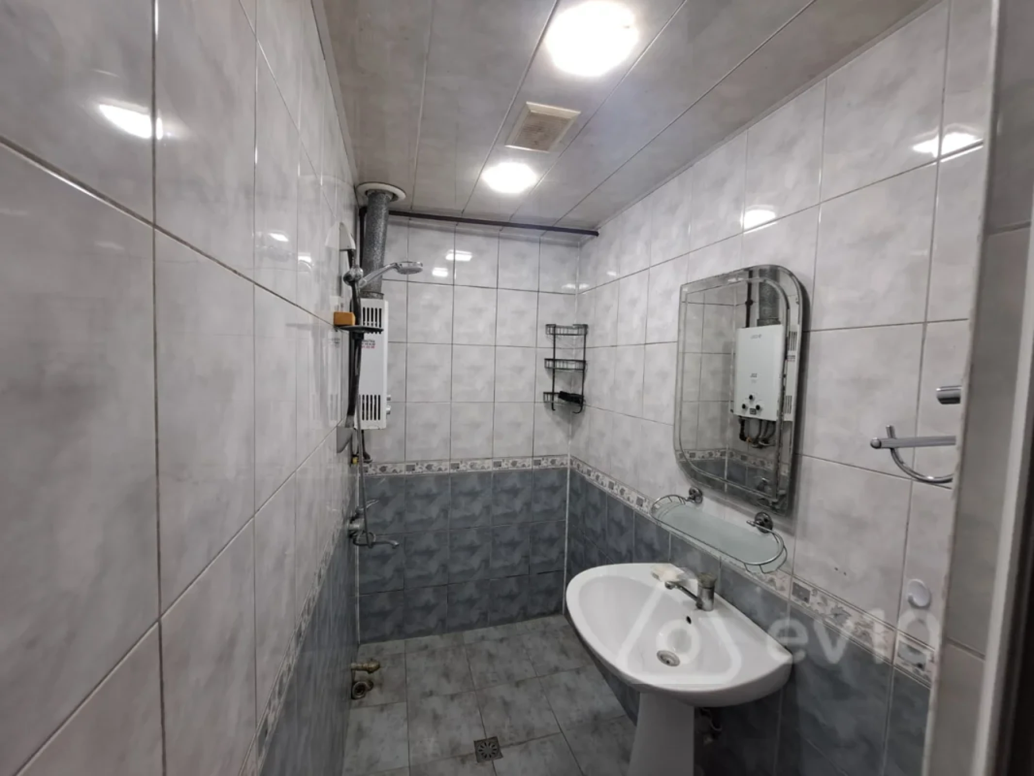 Kirayə verilir 2 otaqlı köhnə tikili 70 m²