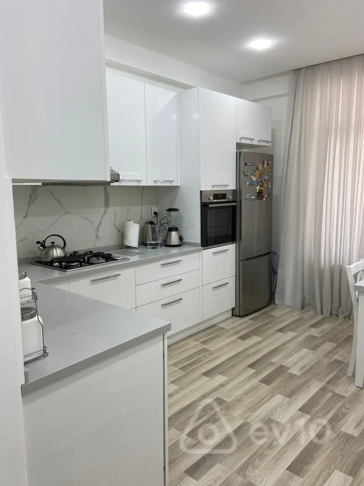 Kirayə verilir 3 otaqlı yeni tikili 150 m²