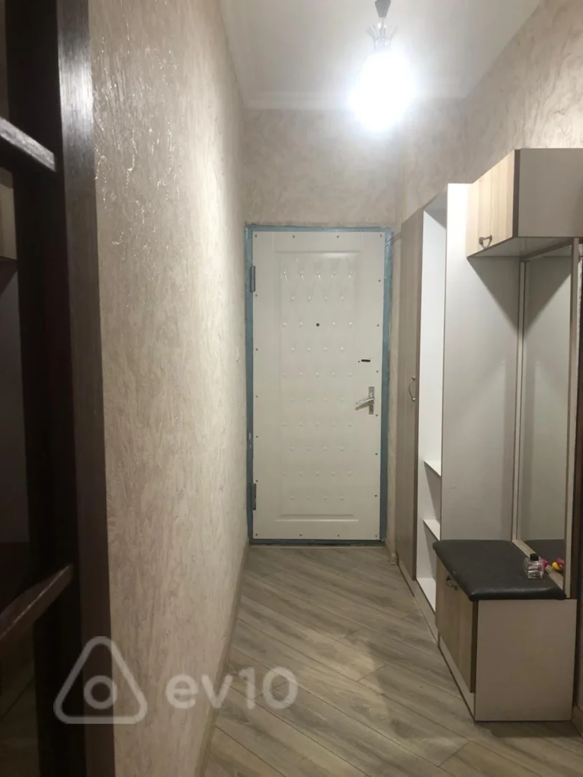 Satılır 1 otaqlı köhnə tikili 42 m²
