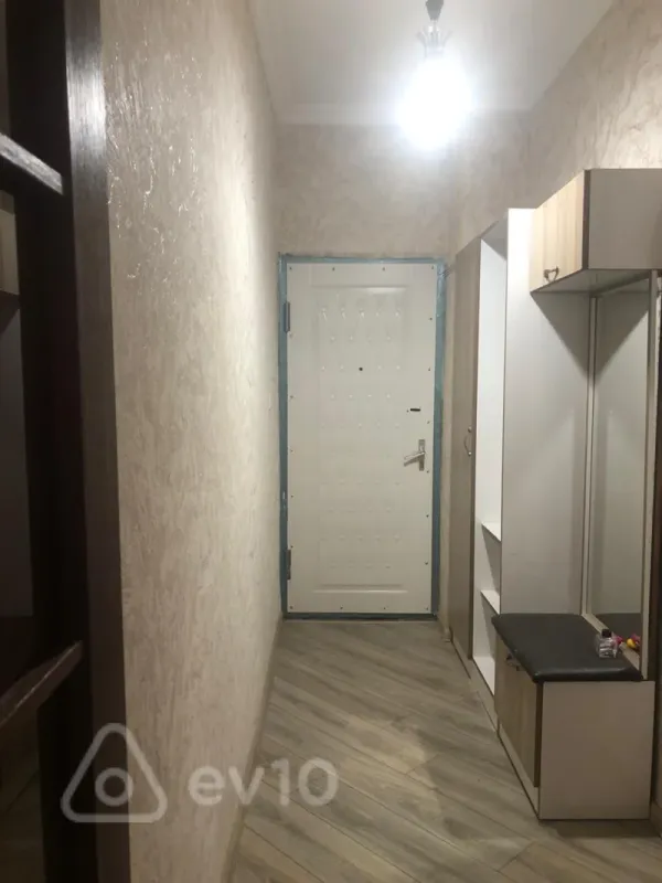 Satılır 1 otaqlı köhnə tikili 42 m²
