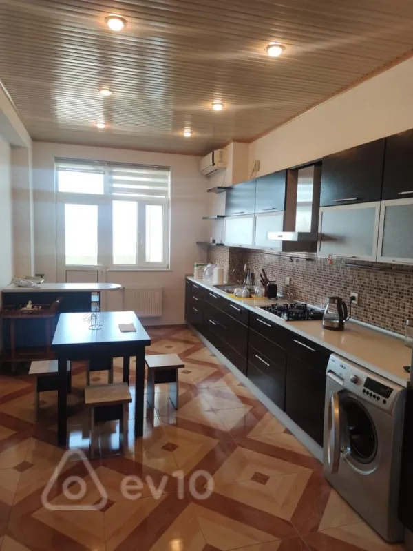 Kirayə verilir 4 otaqlı yeni tikili 142 m²